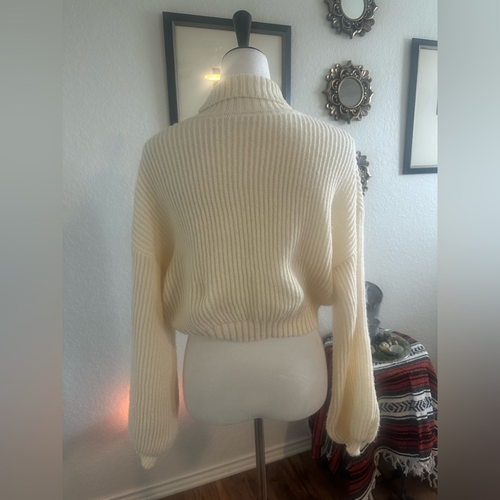 Honeybee Embroidered Crop Sweater ✨❤️✨ - Picture 5 of 8